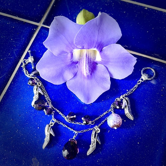 NWT 💟 DOUBLE STRAND CHARM BRACELET IN TONES OF PURPLE CRYSTALS WITH SHOE CHARMS - Picture 7 of 8
